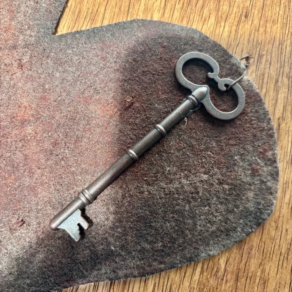 Hand Crafted Wood / Rusty Heart With Old Fashioned Key Valentines Decor